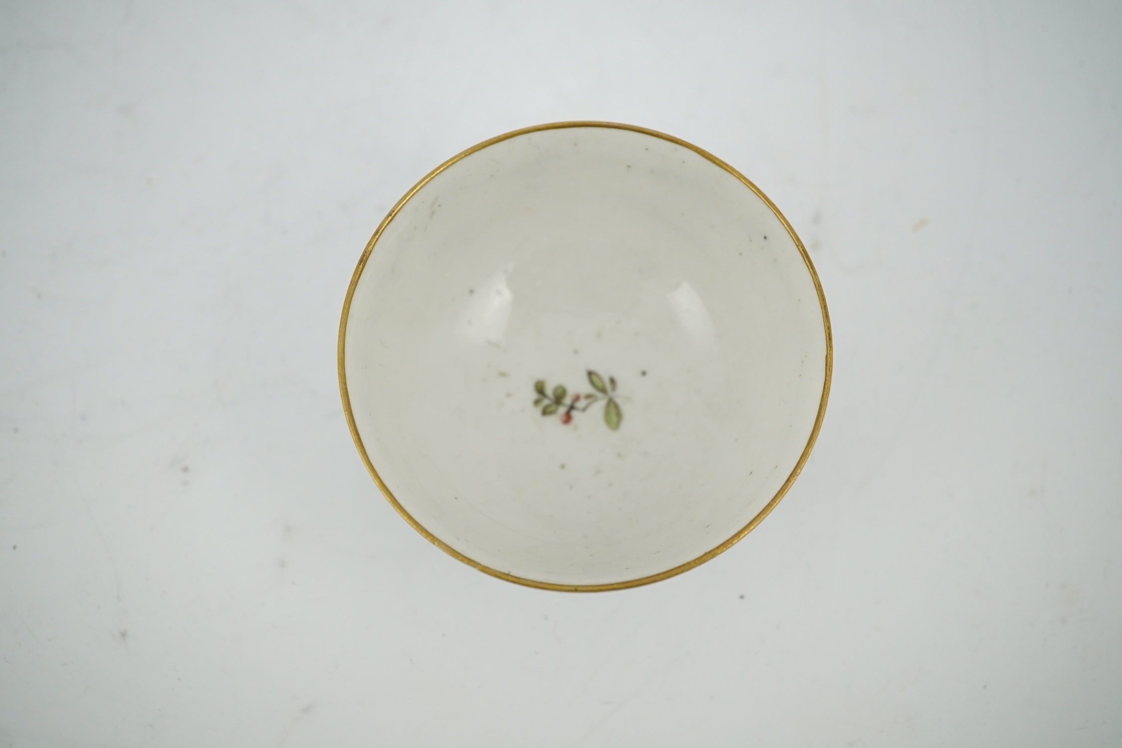 An 18th century Doccia porcelain tea bowl and a Naples style trinket box, bowl 7.5cm diameter. Condition - good